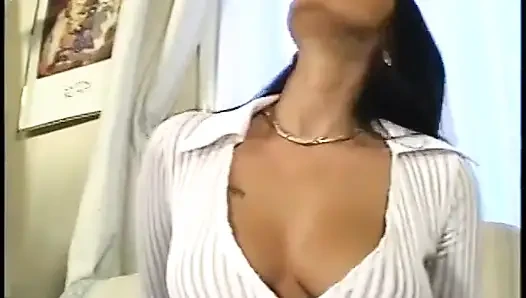 Şehvetli esmer iki adamla çifte sikişiyor ve sonra yüzüne iki kez boşalıyor