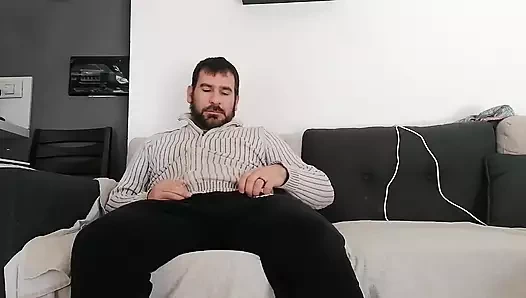 Büyük yarağımı kanepede sıvazlıyorum