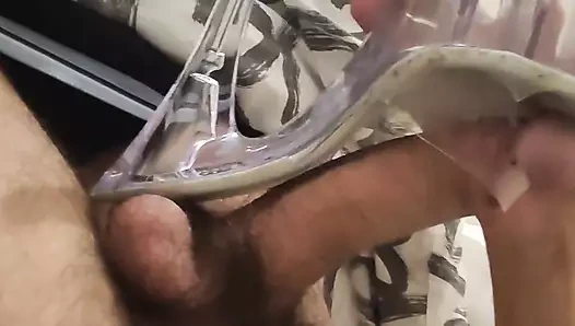 Yüksek topuklu ayakkabılarla mastürbasyon yapıyor