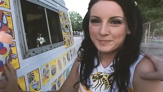 Seksi dondurma sahnesi 1_sexy genç esmer dondurma kamyonunda sikiliyor ve yüzüne boşalıyor