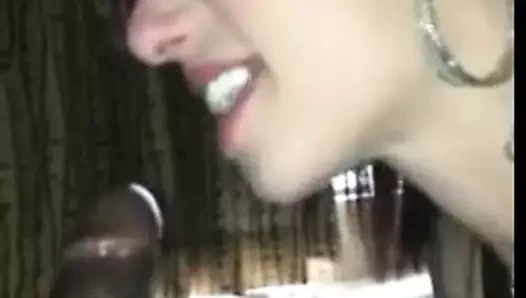 Jeune nana tatouee pompe un black