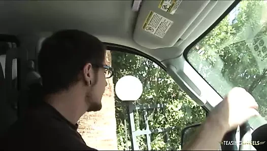 Büyük yaraklı adam onu döverken, gür kıvrımları titriyor