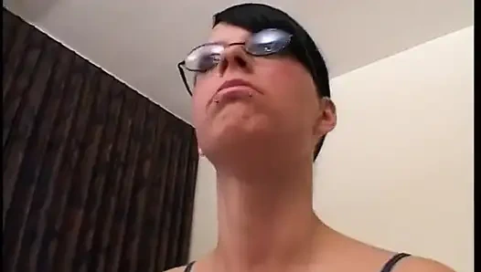 Yuvarlak götlü spex esmer bakış açısıyla sikiliyor