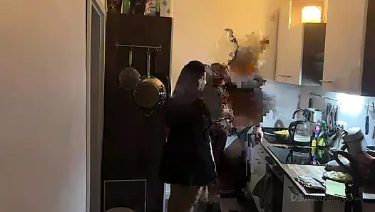 Mutfak fetişi fışkırtma çılgınlığı - olgun sürtükler her yere sırılsıklam