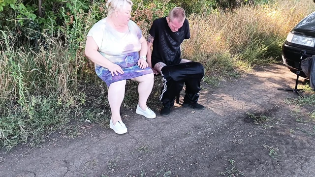 Bir komşu halka açık bir parkta bankta sikimi emiyor