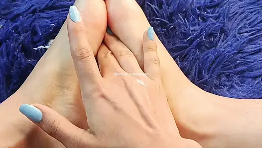 Ayaklarıma krem uyguluyorum