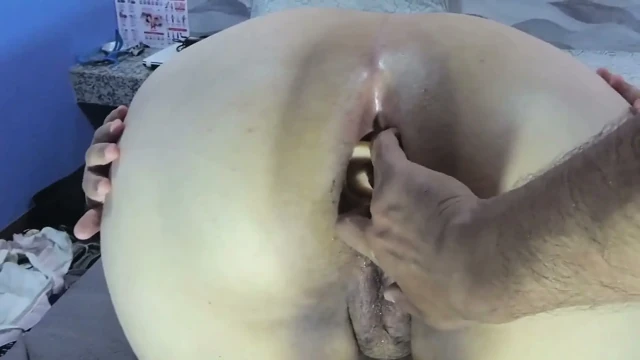 Bu büyük göt aynı anda titreşen bir dildo, titreşimli bir yumurta ve bir yarak yutuyor