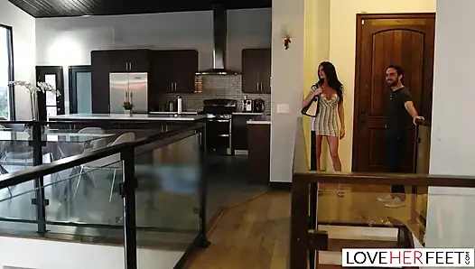 Sıkı amcıklı seksi orta yaşlı seksi kadın Silvia Saige ibadetten sonra sert sikiliyor