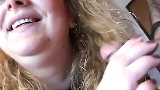 Çirkin amatör kadın birkaç yarağı yalıyor