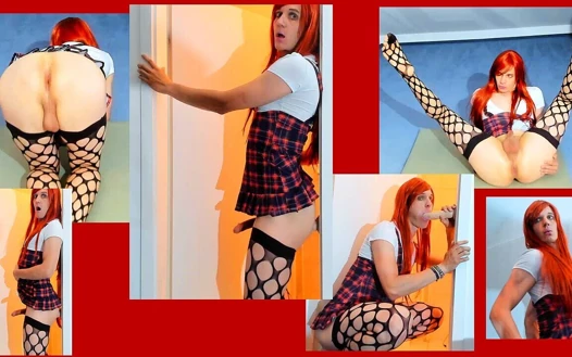 Kadın kılıklı götünde dildo seviyor