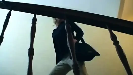 Sarışın derin amcığı parmaklamak için açıyor