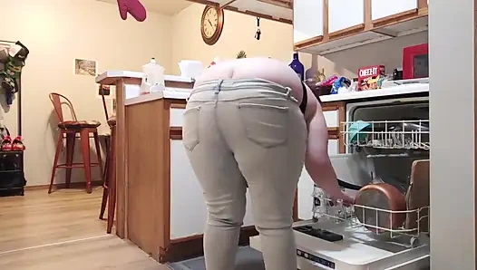 Buttcrack boşaltan bulaşık makinesini ortaya çıkarıyor