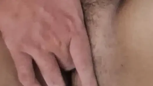 Orta yaşlı seksi kadının amını parmaklıyor