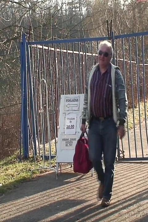 Ateşli esmer açık havada yaşlı adam tarafından yalanıyor ve parmaklanıyor