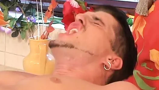 Dövmeli esmer Alman fahişe ateşli anal seksin ve spermin tadını çıkarıyor