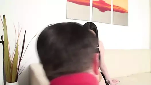 Bayan morgana onu kahverengi naylon ayakları üzerinde koklamak istiyor