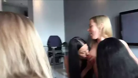 Şanslı adam bir sürü azgın kızla