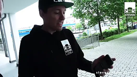 Yaramaz gotik orta yaşlı seksi kadın Sidney Dark'ın sert bir amcık sikişine ihtiyacı var