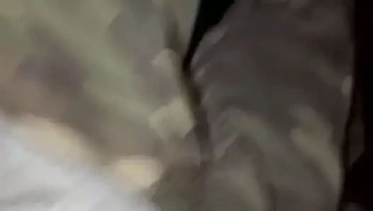 Onu bir maglite ile yapıyor