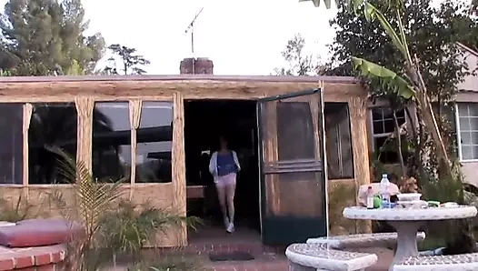 karanlık saçlı fahişe berbat horoz havuz ve alır bir krem yüz sonra lanet