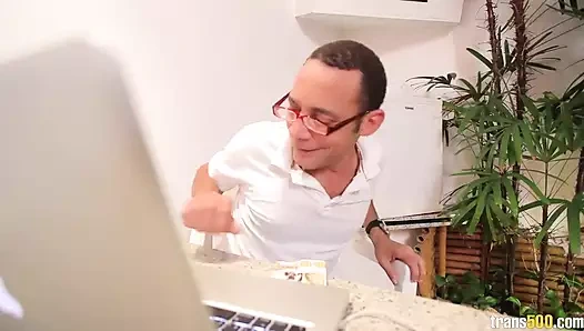 Leticia Venturini transeksüel götünde anal seks yapmadan önce büyük bir yarak emiyor