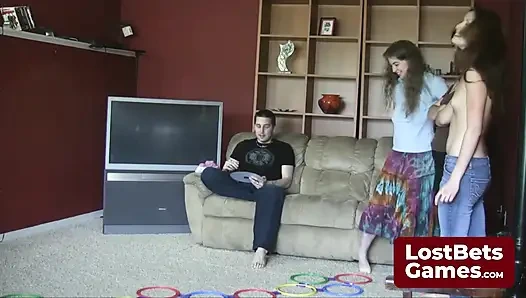 Striptiz maçında son boşalmak için yarışıyorlar