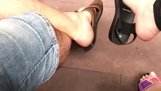 Açık havada sandalet sallıyor ve alfa ile azdırıyor! Kirli ayak fetişi!