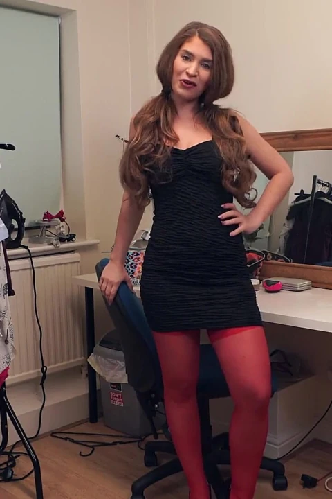 Katie Louise - sahne arkası hatun