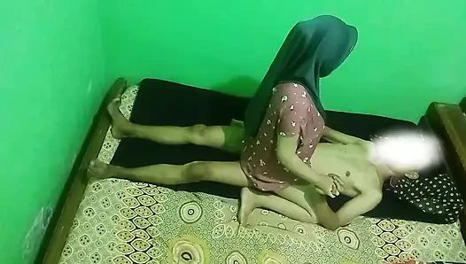 Tesettürlü bir kız bir adam tarafından sikiliyor