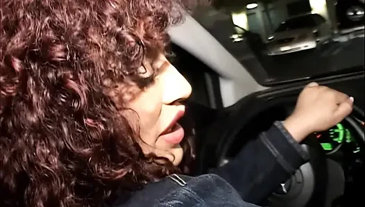 Büyük bir penis için devasa göğüsler