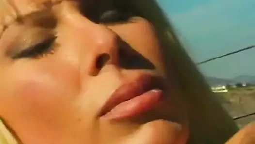 İki ateşli sarışın lezbiyen arka bahçede birbirlerini memnun ediyor