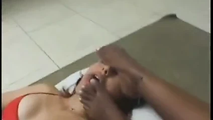 siyah kadın yapar beyaz kız ayaklarını yalamak 2