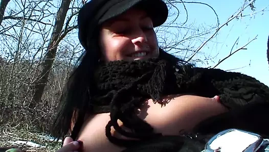 Gel ve açık havada harika sikişiyor