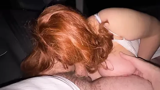 Üvey anne arabada üvey oğluna anal seks yapıyor ve sakso çekiyor
