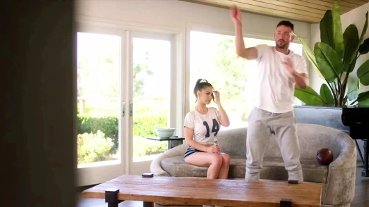 Orta yaşlı seksi kadın fit sportif anne Lexi oğlunun oda arkadaşıyla gizli seks yapıyor