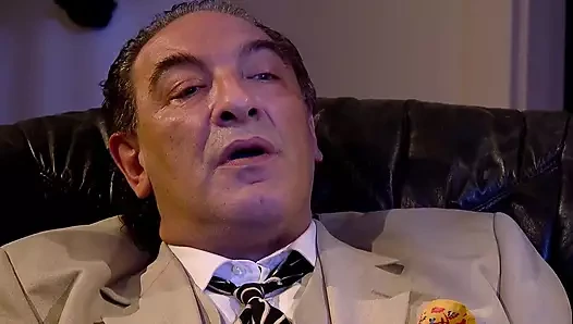 Ateşli kızlar büyük yaşlı yarakları sikiyor