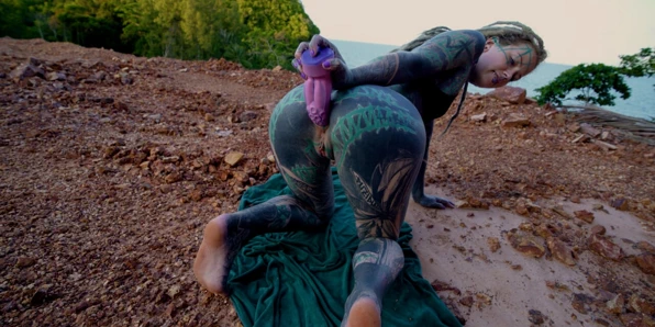 Mürekkepli tatlı kız herkesin içinde götüyle oynuyor ve her şeyi akışına açıyor