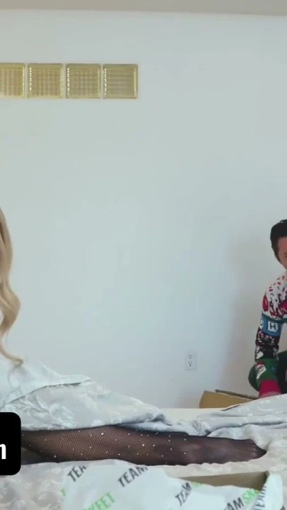 Büyük memeli üvey kız Emma Hix Şükran Günü yemeğinde üvey babasına sakso çekiyor - familystrokes | Klip 1