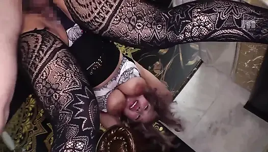 Süper büyük memeli seksi av aktrisi, memeyle muamele çekiyorsa bu kadar büyük memeler çok güzel olmalı. Bölüm 1