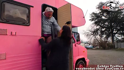 Alman amatör ev hanımı aldı yukarı ve becerdin içinde araba