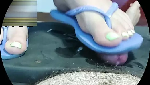 Ballbusting masasında 350 tekme topu ve parmak arası terliklerle sert ayak işi