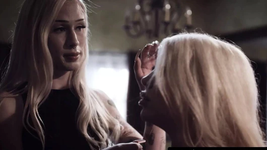 Transfixed - cinsel açıdan kafası karışık üvey erkek kardeş trans üvey kız kardeşine ve onun ateşli trans kız arkadaşına sikişiyor!