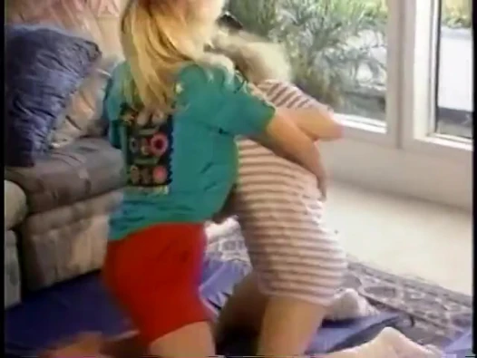 Büyük memeli sarışın ballar yerde kedi kavgasında yakalandı