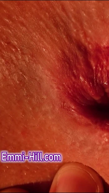 Худенькая девушка в очко крупным планом, огромные половые губы