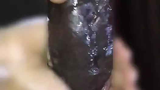 En iyi arkadaşımın erkek arkadaşının yarağını emiyor Ağzımın her yerine boşalmasına izin verdim