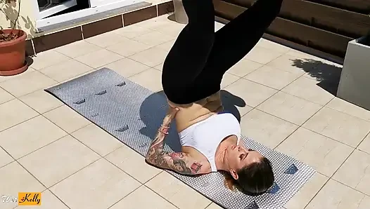 Ateşli fitness orta yaşlı seksi kadın antrenman yaparken terasta sikiliyor