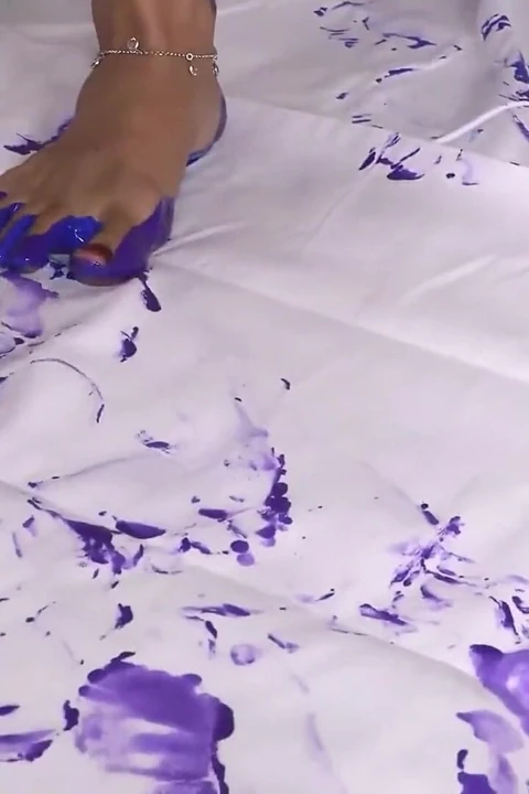 Boş tuvali ayak seven erkekler için bir başyapıt haline dönüştürüyor