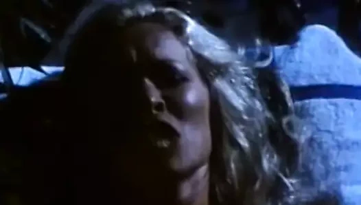 Yetmişli yılların klasik seks eğlencesi farklı yapıyor