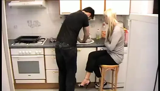 Prenses barbie evdeki kölesini eğitiyor