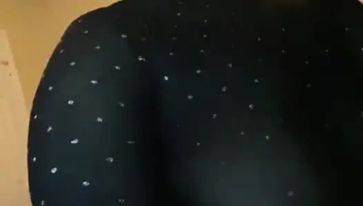 Üvey babam bizimle taşındı ve gece geç saatlerde biraz eğleniyoruz